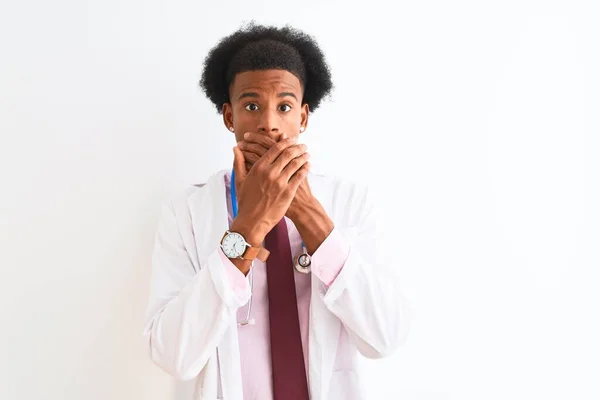 Joven Médico Afroamericano Que Llevaba Estetoscopio Sobre Fondo Blanco Aislado — Foto de Stock