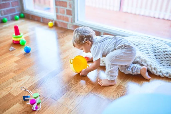 Adorável Criança Loira Brincando Torno Lotes Brinquedos Jardim Infância — Fotografia de Stock