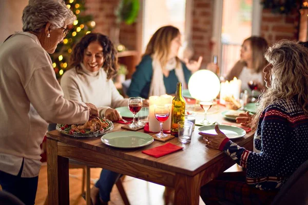 Schöne Gruppe Von Frauen Die Glücklich Und Zuversichtlich Lächeln Schnitzel — Stockfoto