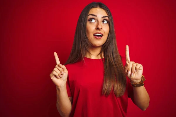 Jovem Mulher Bonita Vestindo Camiseta Sobre Fundo Vermelho Isolado Espantado — Fotografia de Stock