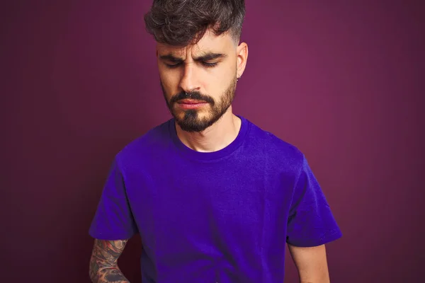 Hombre Joven Con Tatuaje Usando Camiseta Pie Sobre Fondo Púrpura — Foto de Stock