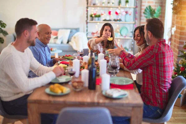 Bella Famiglia Sorridente Felice Fiducioso Mangiare Tacchino Arrosto Che Celebra — Foto Stock