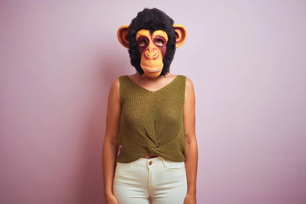 Vrouw Staande Dragen Shirt Monkey Masker — Stockfoto