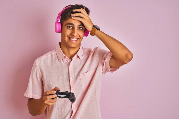 Indischer Gamer Der Videospiel Mit Kopfhörern Über Isoliertem Rosa Hintergrund — Stockfoto
