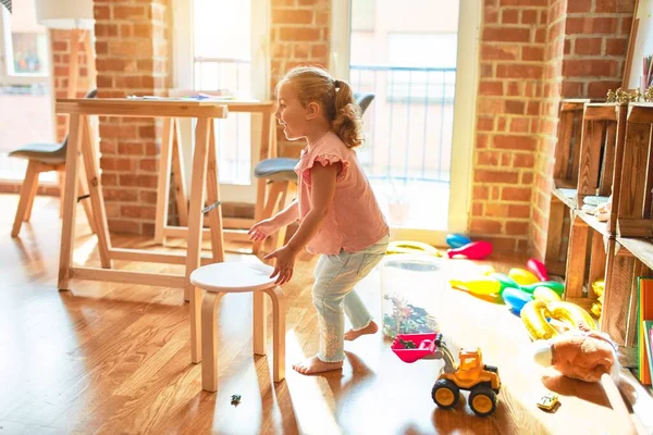 Schöne Blonde Kleinkind Mädchen Steht Kindergarten — Stockfoto