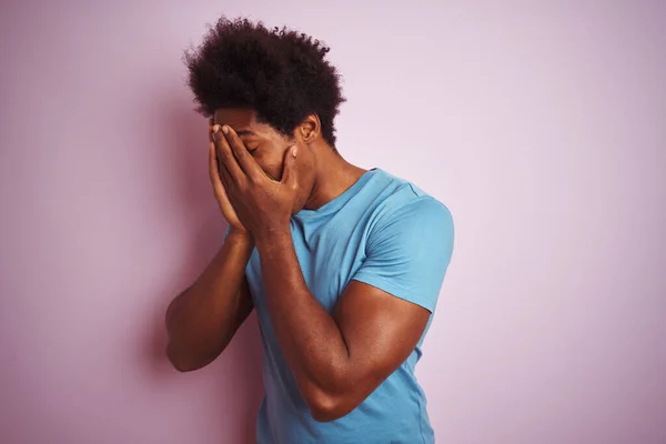 Homem Afro Americano Com Cabelo Afro Vestindo Camiseta Azul Sobre — Fotografia de Stock