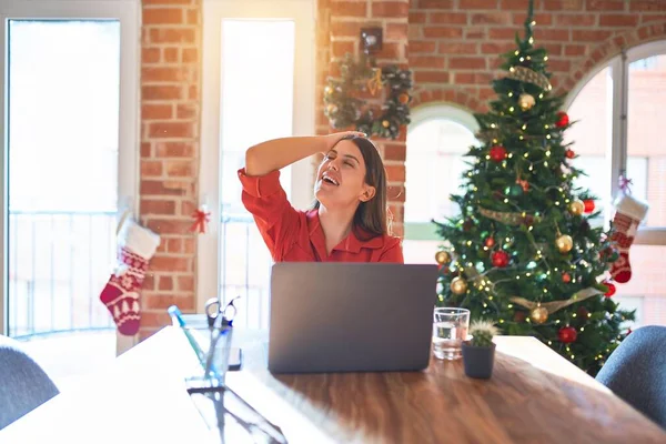 Schöne Frau Sitzt Tisch Und Arbeitet Mit Laptop Hause Den — Stockfoto