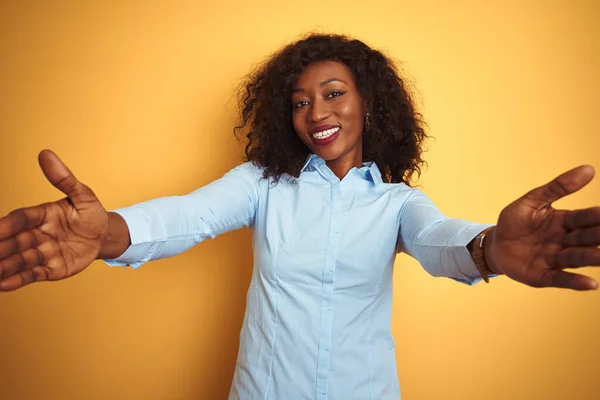 Mujer Negocios Afroamericana Con Una Camisa Elegante Sobre Fondo Amarillo —  Fotos de Stock