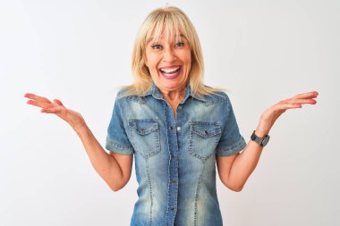 Orta yaşlı bir kadın, izole edilmiş beyaz arka planda dikilmiş kollarını kaldırıp heyecanla haykırarak başarıyı kutluyor. Kazanan konsept