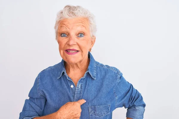 Ältere Grauhaarige Frau Lässigem Jeanshemd Vor Isoliertem Weißem Hintergrund Mit — Stockfoto