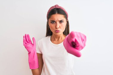 Temiz eldivenler giyen genç ve güzel bir kadın izole edilmiş beyaz arka plan üzerinde durup kamerayı işaret ediyor ve sen, el işareti, ön taraftan pozitif ve kendinden emin bir jest.