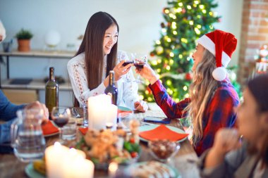 Mutlu ve kendinden emin gülümseyen güzel bir aile toplantısı. Elinde kavrulmuş hindi tutan kişi Noel 'i evde kutluyor.