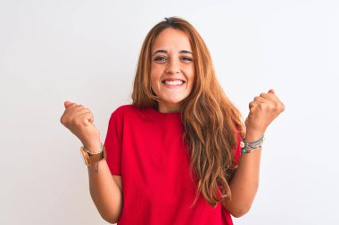 Kızıl saçlı, kırmızı tişörtlü genç bir kadın beyaz tenli arka planda belirdi. Şaşırdı ve şaşırdı. Kollarını kaldırıp, gözlerini açtı. Kazanan konsept.