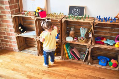 Anaokulunda renkli plastik bardaklarla oynayan güzel çocuk.