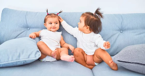 Hermoso Bebé Feliz Niñas Jugando Juntos Casa Jardín Infantes Sentado — Foto de Stock