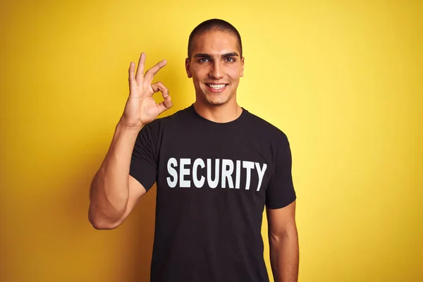 Νεαρός Άνθρωπος Διασφάλισης Shirt Ασφαλείας Πάνω Από Κίτρινο Απομονωμένο Φόντο — Φωτογραφία Αρχείου