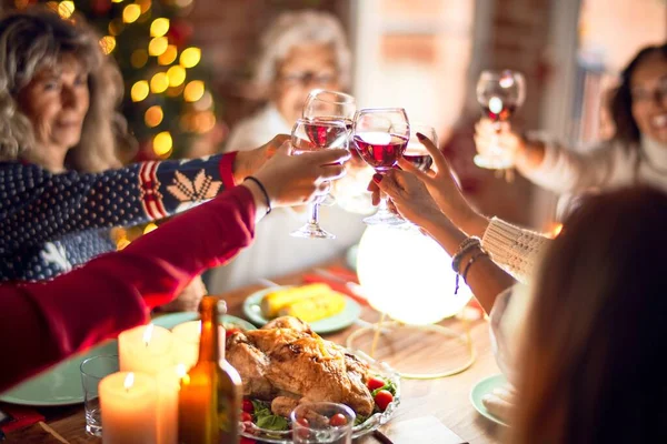 女性の美しいグループの幸せと自信を笑顔 自宅でクリスマスを祝うワインのカップでロースト七面鳥とトーストを食べる — ストック写真