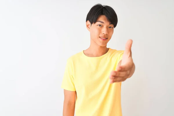 Homem Chinês Vestindo Shirt Casual Amarelo Sobre Fundo Branco Isolado — Fotografia de Stock