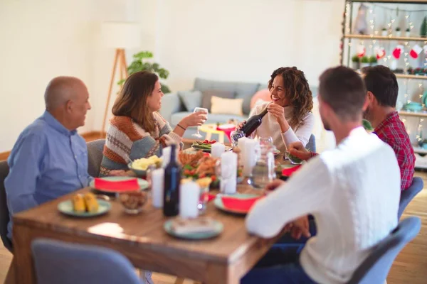 Mooie Familie Glimlachend Gelukkig Zelfverzekerd Geroosterde Kalkoen Eten Kerstmis Thuis — Stockfoto