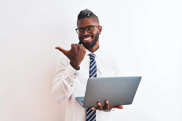 Hombre Negocios Afroamericano Con Trenzas Usando Portátil Sobre Fondo Blanco — Foto de Stock