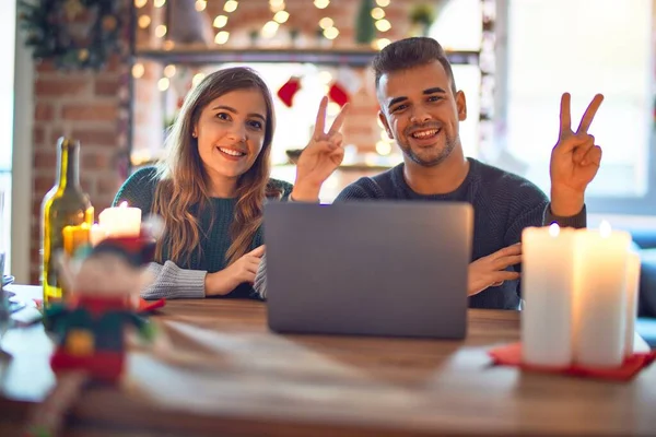 Junges Schönes Paar Das Mit Laptop Die Weihnachtsdekoration Hause Sitzt — Stockfoto