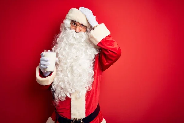 Homem Sênior Vestindo Traje Papai Noel Segurando Vidro Leite Sobre — Fotografia de Stock