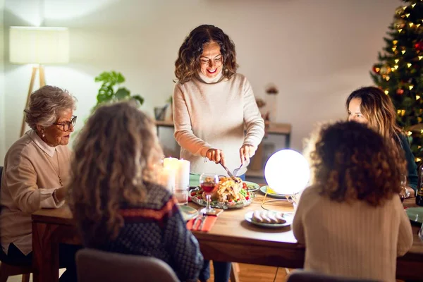 Schöne Gruppe Von Frauen Die Glücklich Und Zuversichtlich Lächeln Schnitzel — Stockfoto