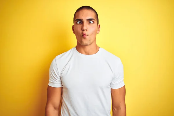 Hombre Caucásico Joven Con Camiseta Blanca Casual Sobre Fondo Aislado —  Fotos de Stock