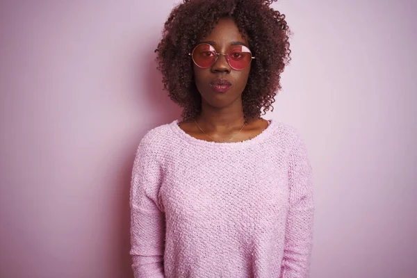 Jovem Africana Afro Mulher Vestindo Suéter Óculos Sol Sobre Fundo — Fotografia de Stock