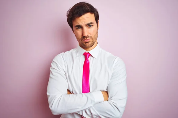 Joven Hombre Negocios Guapo Con Camisa Corbata Pie Sobre Fondo —  Fotos de Stock