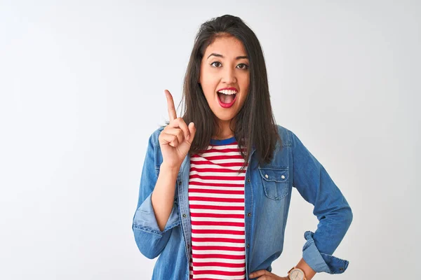 Joven Mujer China Con Camiseta Rayas Camisa Mezclilla Sobre Fondo —  Fotos de Stock