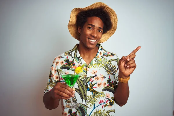 Afro Ember Nyaralni Visel Nyári Kalap Ivás Koktél Felett Elszigetelt — Stock Fotó