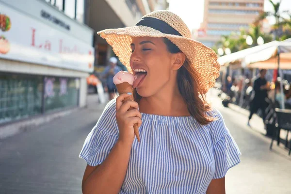 Jeune Belle Femme Mangeant Cône Crème Glacée Marchant Dans Rue — Photo