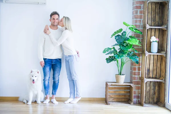 Jovem Casal Bonito Com Cão Beijando Nova Casa — Fotografia de Stock