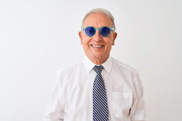 Starszy Siwowłosy Biznesmen Noszący Krawat Okulary Przeciwsłoneczne Białym Tle Szczęśliwą — Zdjęcie stockowe