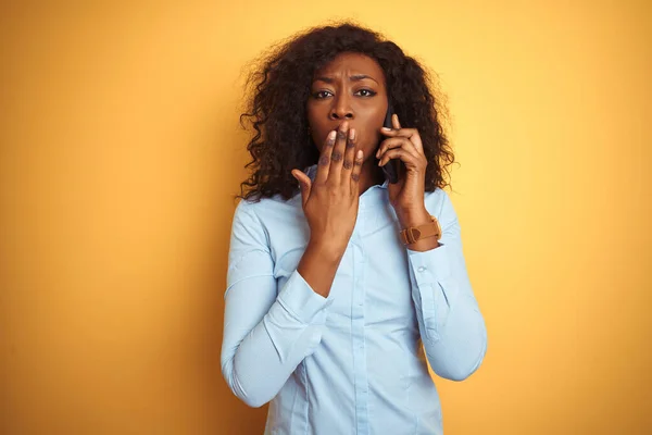 Mujer Afroamericana Joven Hablando Teléfono Inteligente Sobre Aislado Fondo Amarillo —  Fotos de Stock