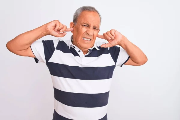 Hombre Mayor Pelo Gris Que Usa Polo Rayas Casuales Parado —  Fotos de Stock