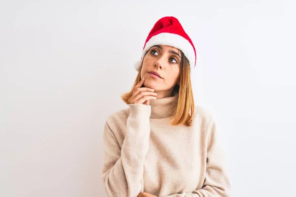 Mulher Ruiva Bonita Usando Chapéu Natal Sobre Fundo Isolado Com — Fotografia de Stock