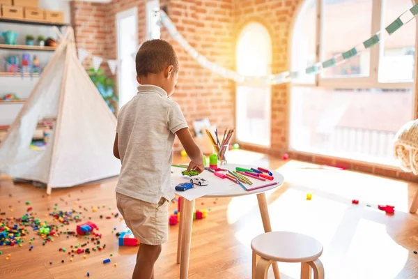 Schöne Afrikanisch Amerikanische Kleinkind Spielt Mit Autos Viele Spielzeuge Kindergarten — Stockfoto