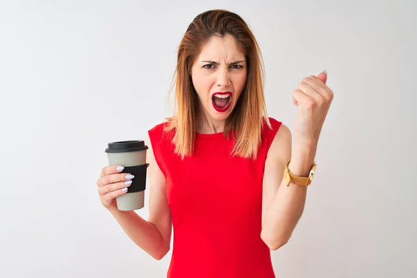 Joven Hermosa Pelirroja Bebiendo Llevar Café Sobre Fondo Blanco Aislado — Foto de Stock