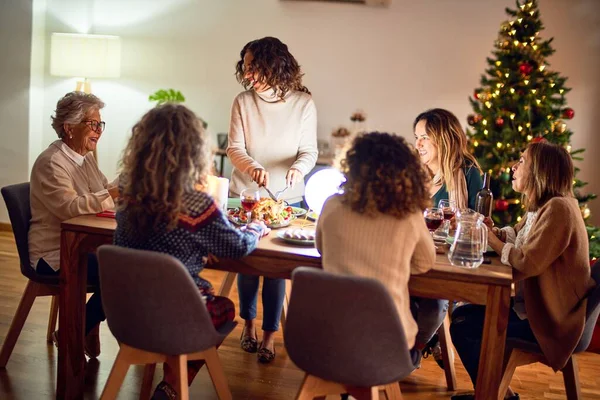 Mooie Groep Vrouwen Die Blij Zelfverzekerd Glimlachen Carving Geroosterde Kalkoen — Stockfoto