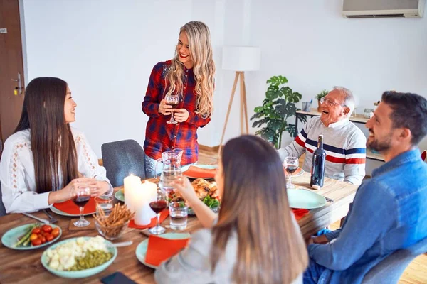 Beautiful Family Meeting Smiling Happy Confident Speaking Speech Eating Roasted — Stock Photo, Image