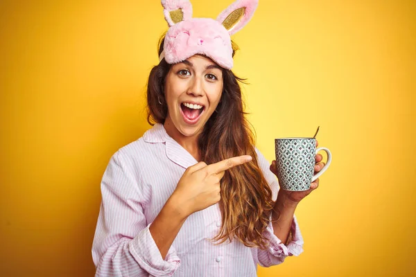Mujer Joven Con Pijama Máscara Bebiendo Café Sobre Fondo Aislado —  Fotos de Stock