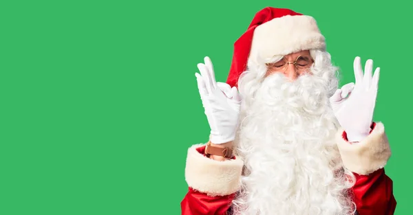 Middelbare Leeftijd Knappe Man Santa Claus Kostuum Baard Staan Ontspannen — Stockfoto