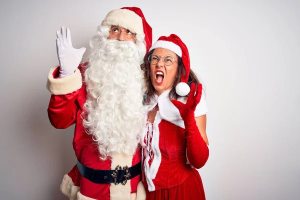 Paar Mittleren Alters Weihnachtsmannkostüm Das Sich Vor Isoliertem Weißen Hintergrund — Stockfoto