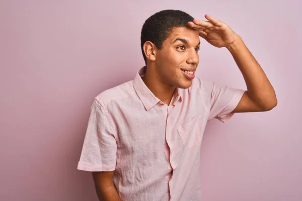 Homem Árabe Bonito Jovem Vestindo Camisa Casual Sobre Fundo Rosa — Fotografia de Stock