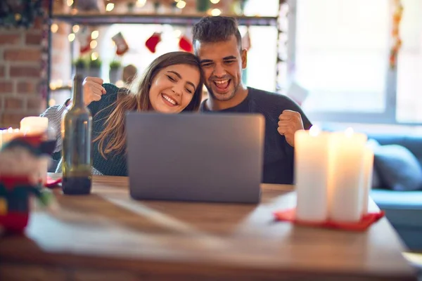 Junges Schönes Paar Sitzt Mit Laptop Weihnachtsdekoration Hause Sehr Glücklich — Stockfoto