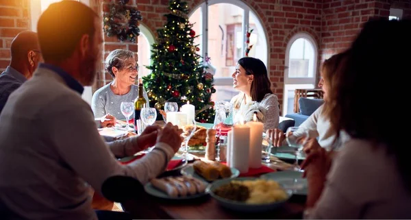 伝統的な食べ物や装飾 お祝いの冬の時間のお祝いでクリスマスの前夜を祝う家で家族や友人の食事 — ストック写真