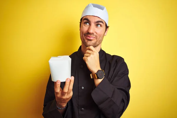 Mladý Kuchař Uniformě Klobouku Drží Doručovací Box Izolovaném Žlutém Pozadí — Stock fotografie