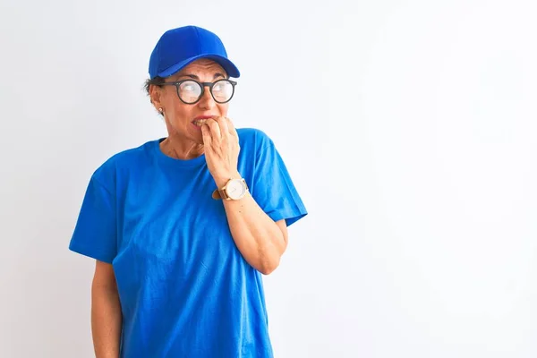 Idősebb Kézbesítő Sapkát Szemüveget Visel Elszigetelt Fehér Háttér Fölött Áll — Stock Fotó